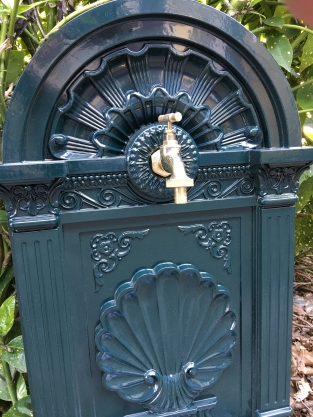 Sockelbrunnen, Aluminium, Messinghahn, grün